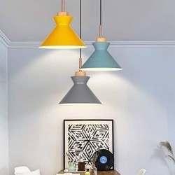 Lámpara colgante tipo rombo con detalle de madera