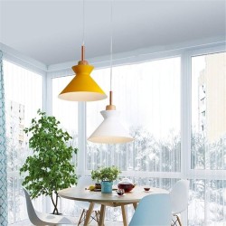 Lámpara colgante tipo rombo con detalle de madera