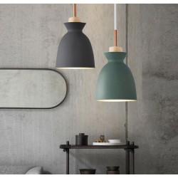 Lámpara colgante tipo vaso con detalle de madera