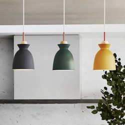 Lámpara colgante tipo vaso con detalle de madera