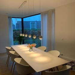 Lámpara colgante triple lineal blanca