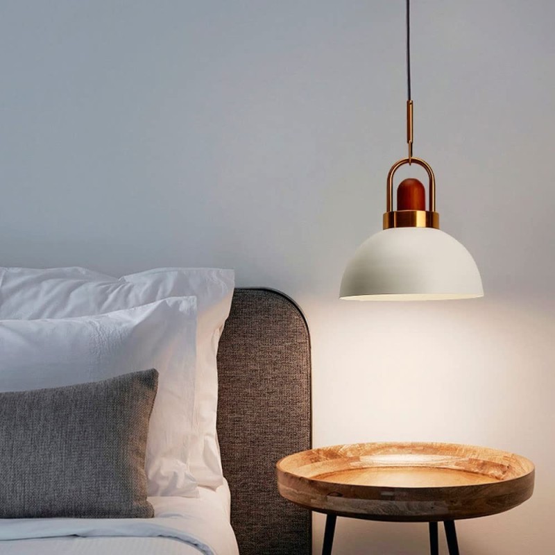 Lámpara colgante cúpula con detalle dorado y madera