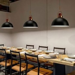 Lámpara colgante cúpula con detalle dorado y madera